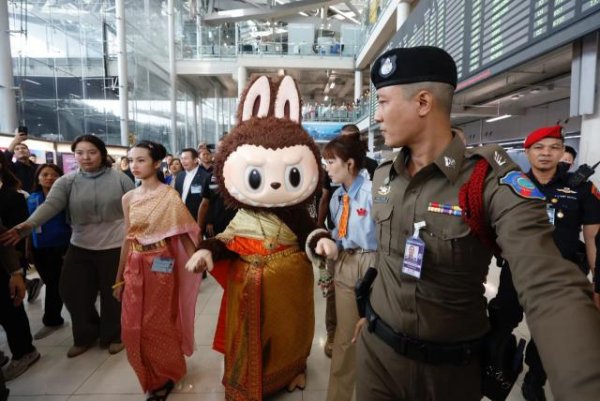 配资炒股官网官网 Labubu爆火背后：两个男人，一场豪赌